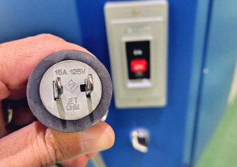 電源は100V